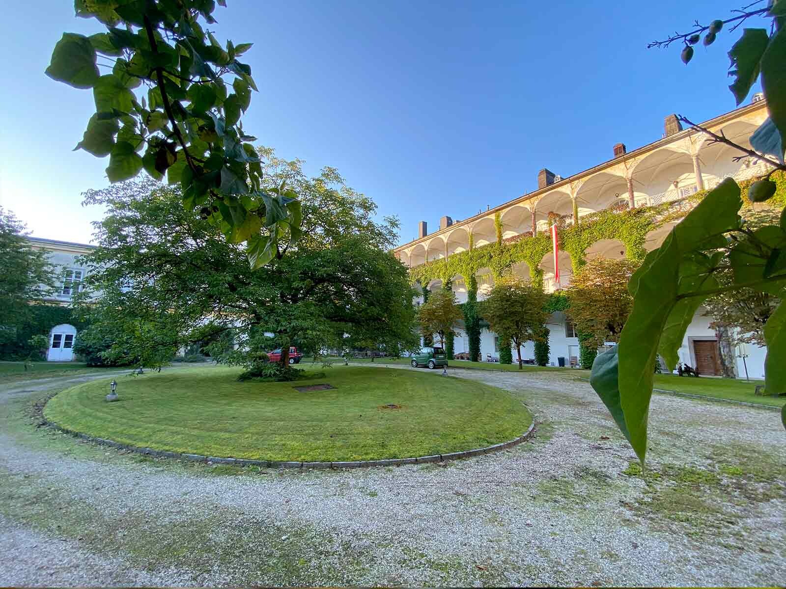 Schloss Aschach, Moto Guzzi V85TT, Moto Guzzi Austria, Motorradclub Guzzisti Montfort Österreich