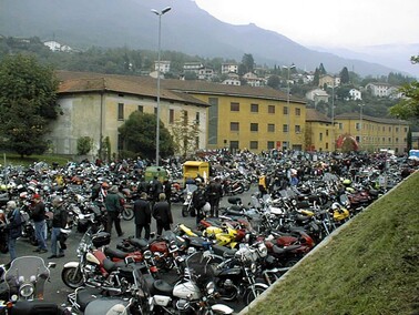 Guzzimania vor dem roten Tor GMG Mandello, Guzzimania vor dem roten Tor
