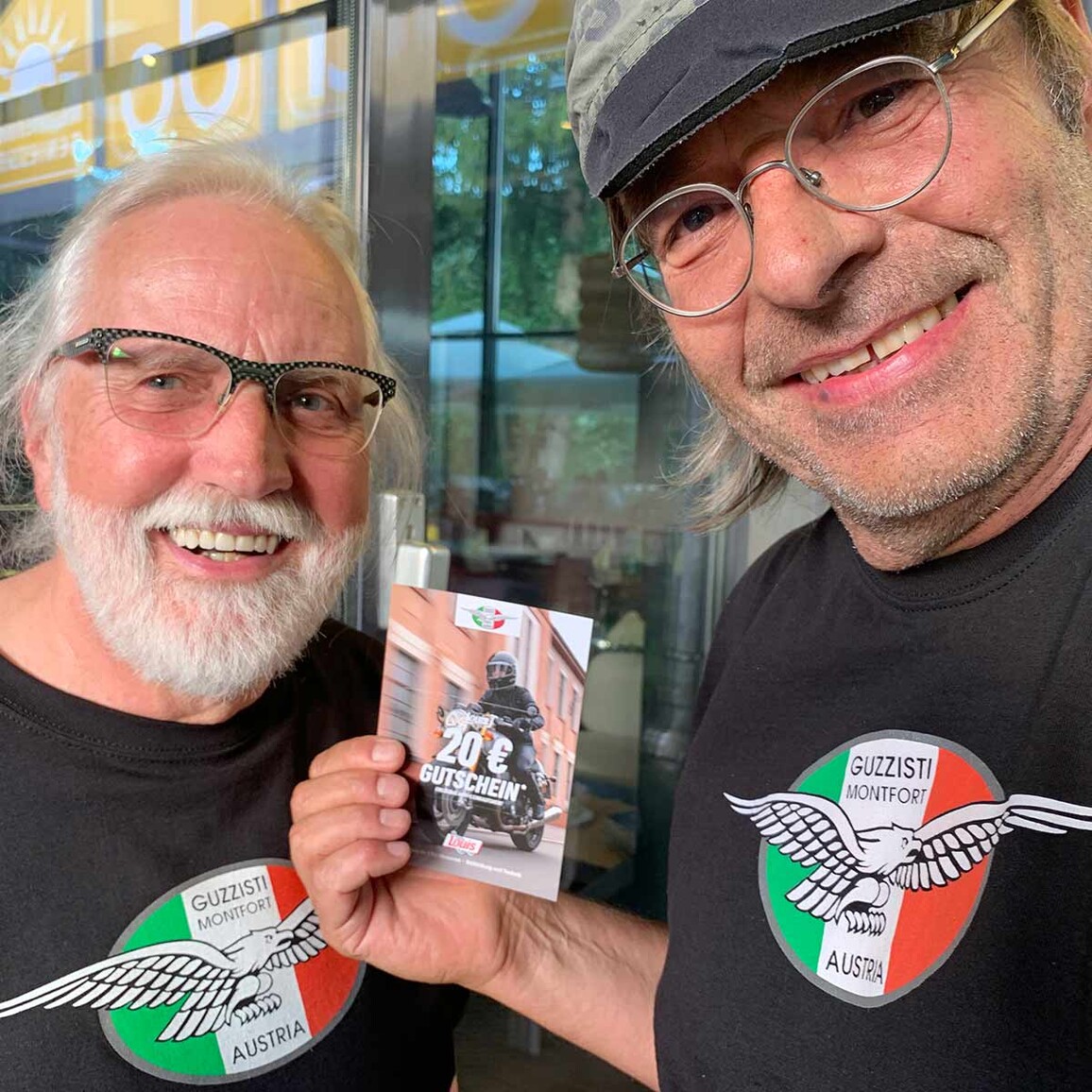 Traugott & Gernot überreichen Gutscheine von Detlev Louis moto guzzi motorradclub vorarlberg, clubabend