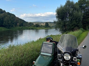 idyllische Straße an der Elbe