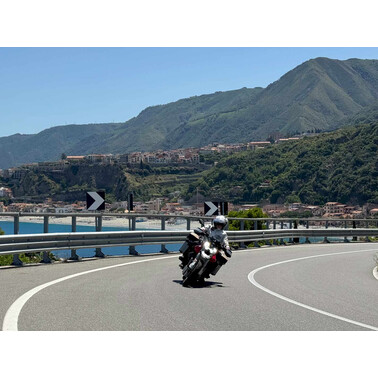 Harald auf der kurvigen Küstenstraße vor Cefalù, Sizilien; Foto: H. Feurstein, 06/2025