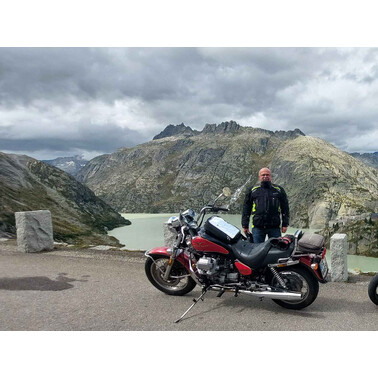 Klaus vor dem Grimselsee am gleichnamigen Grimselpass;  Foto: K. Matt, 09/2025