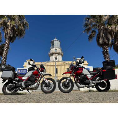 Zwei Guzzis vor dem Leuchtturm von Capo Colonna in Kalabrien; Foto: G. Stadler, 05/2025