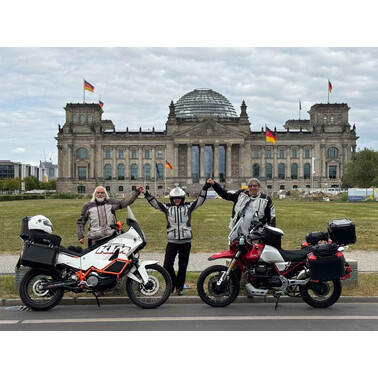 Traugott, Gernot &amp; Lisi vor dem deutschen Reichstag in Berlin; Foto: G. Stadler, 08/2025