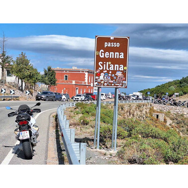 Wolfgang auf der kurvigen Kultstraße SS125 in Sardinien; Foto: W. Stadlymayr, 10/2025