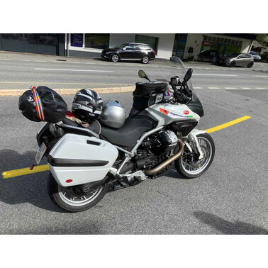 Christian im Pech: Guzzi mit Kabelbruch in Visosoprano; Foto: Ch. Troy, 09/2025