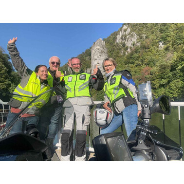   Rochus &amp; Co auf Audienz bei König Decebalus am Eisernen Tor in Rumänien; Foto: R. Tschabrun, 09/2025