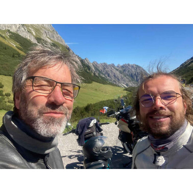 Vater Jupp &amp; Sohn Severin auf dem Hahntennjoch; Foto: F.J. Wahl, 09/2025