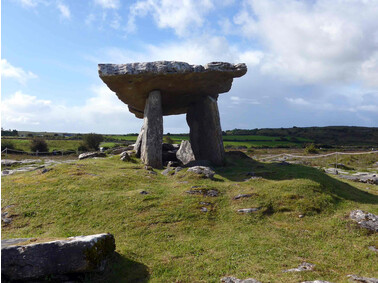 Der Poulnabrone-Dolmen, bekannt als „Loch der Sorgen”