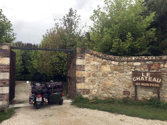 Fürstliche Bewirtung im „Chateau de mon père”.